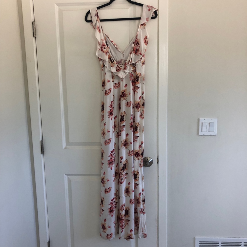 NWT Beautiful Floral Jumpsuit with Ruffle Sleeves - Picture 4 of 6